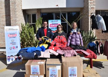 Entrega Fiscalía Anticorrupción más de cien chamarras al DIF Estatal