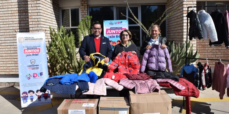 Entrega Fiscalía Anticorrupción más de cien chamarras al DIF Estatal