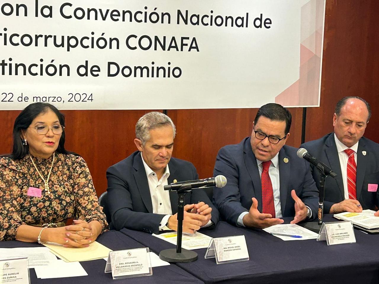 Entrega Abelardo Valenzuela, Fiscal Anticorrupción, en el Senado de la ...