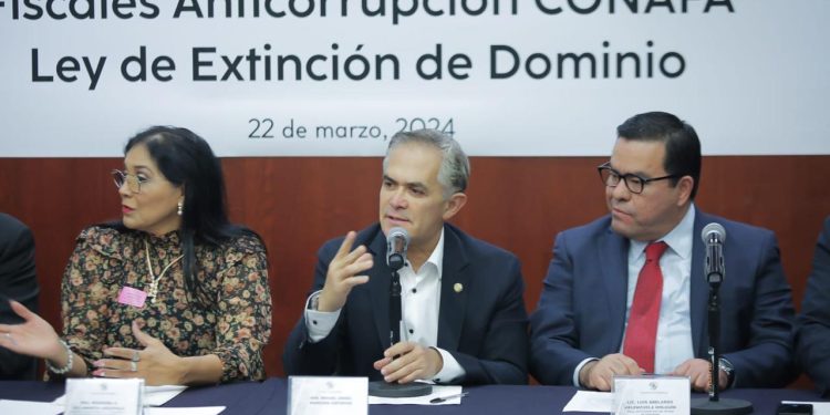 Entrega Abelardo Valenzuela, Fiscal Anticorrupción, en el Senado de la República iniciativa de reforma a Ley Nacional de Extinción de Dominio