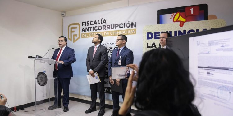 Emite juez orden de aprehensión contra exgobernador de Chihuahua J.C.J.